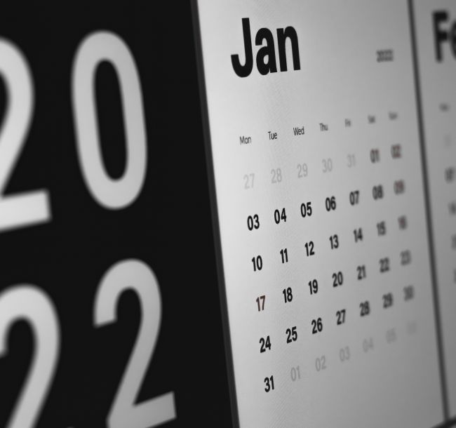 Schulungsraum mit Fenstern, Bildschirm, Tischen und Stühlen