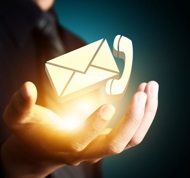 Hand eines Mannes mit darüber schwebendem Telefon- und Briefsymbol