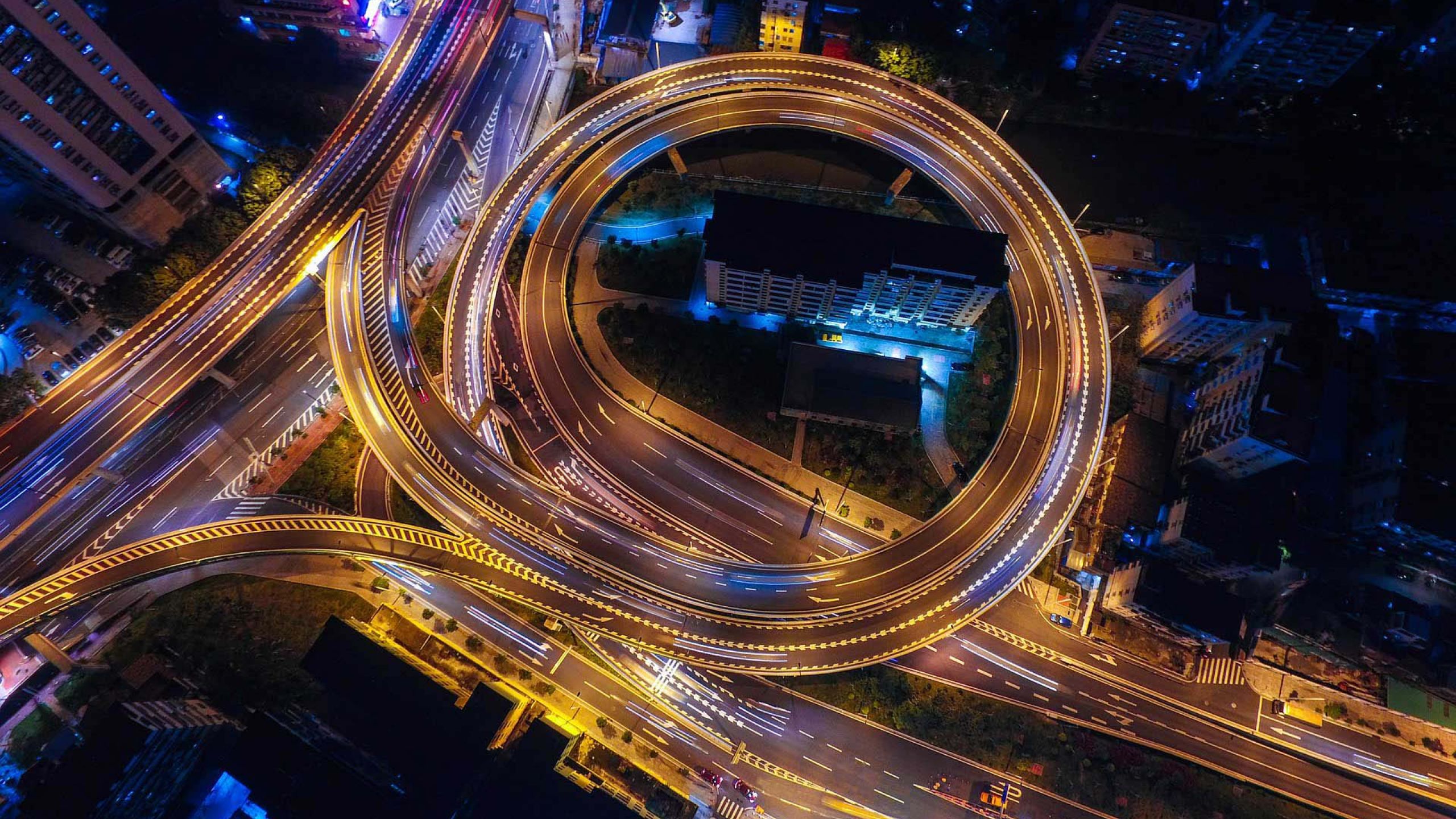Autobahnkreuz läuft im Kreis um innenliegendes Gebäude herum